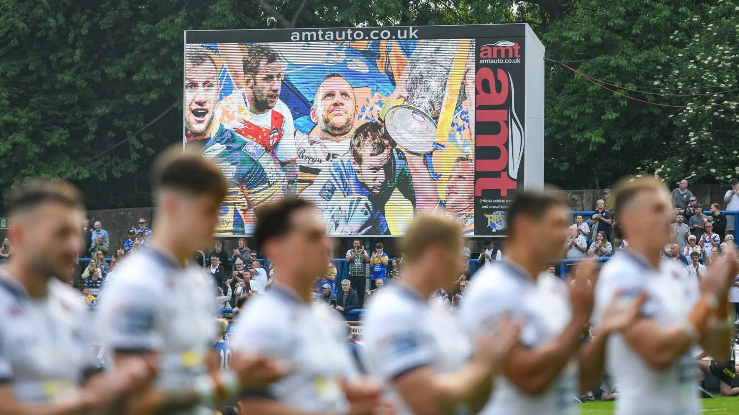 Leeds honour Rob Burrow and underline title credentials with rout of Hull KR